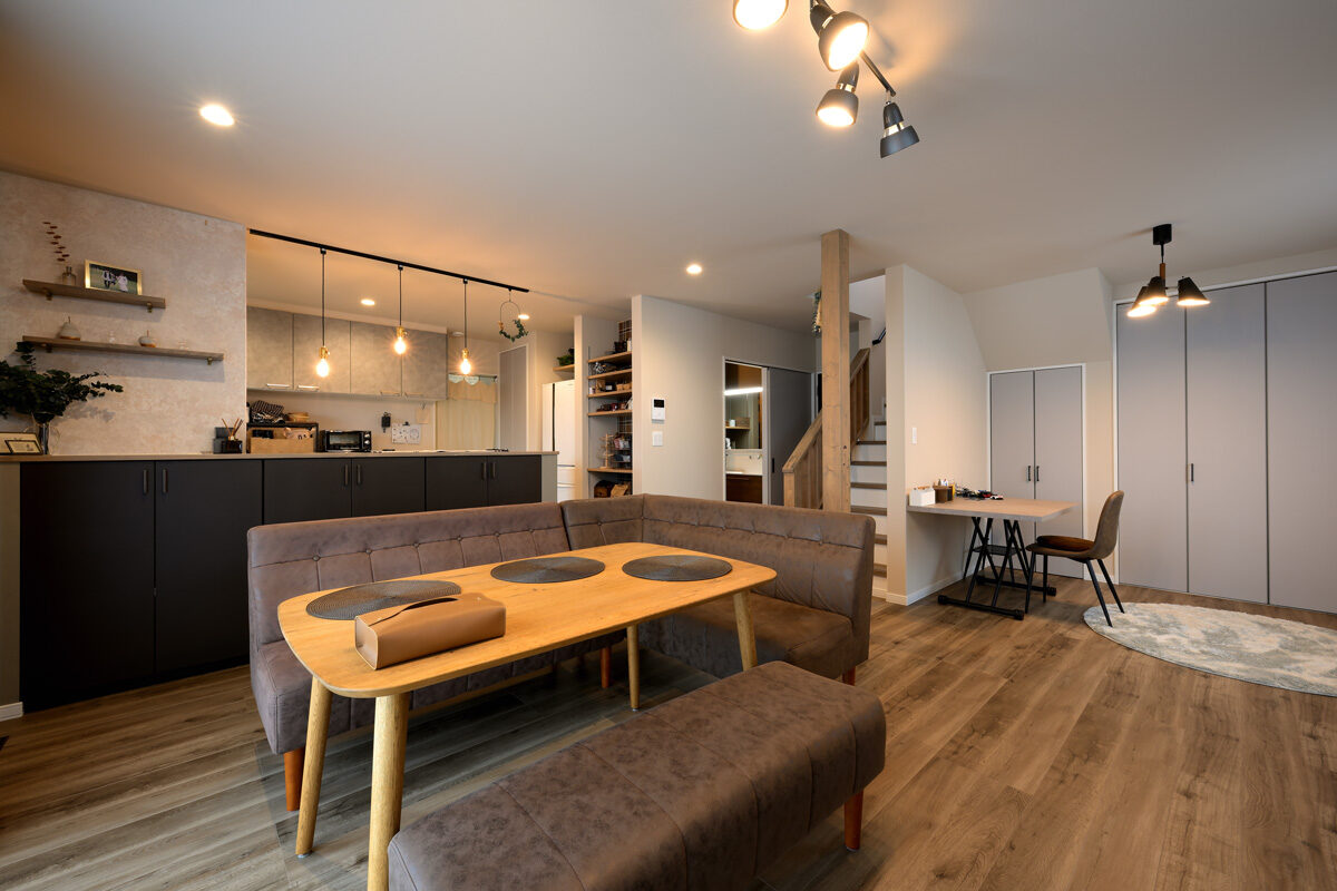 作り込まれた家事動線の中心にBARスタイルのカフェスペースがある<br>ノスタルジーでインダストリアルなお家