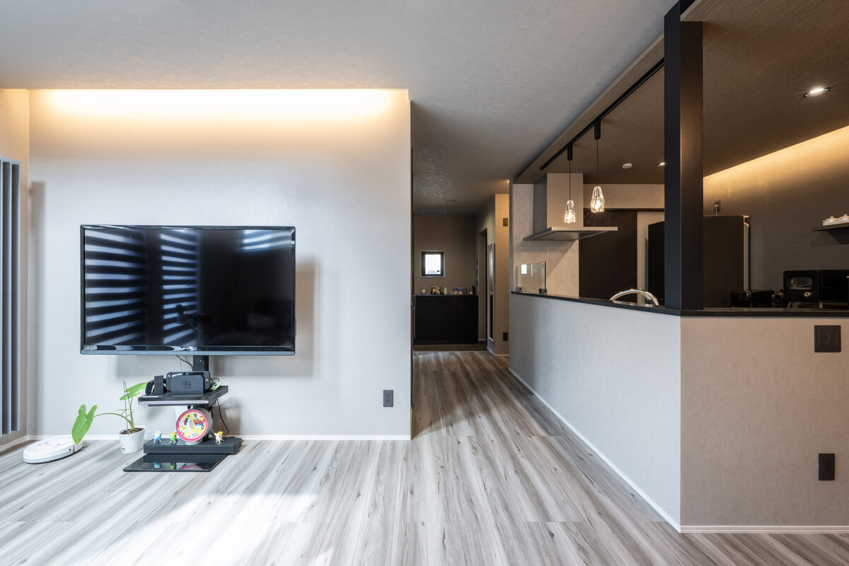 モノトーン+間接照明で<br>ホテルライクにくつろぐ住まい