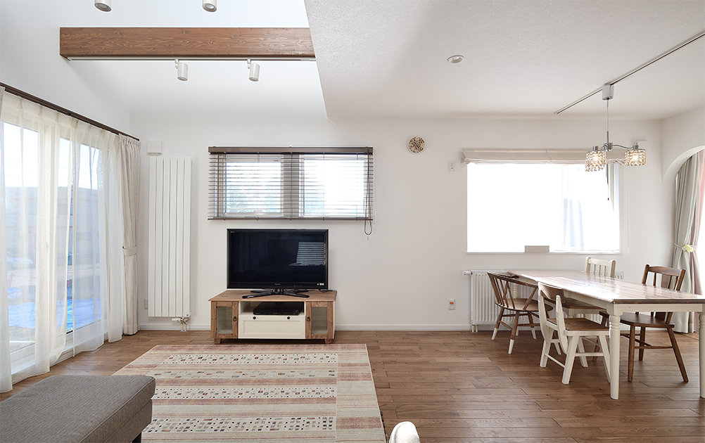 白とブラウンの色使いに女性らしいインテリアが素敵な大人可愛い家 施工事例 北海道札幌の注文住宅 リフォームのことならイネスホーム